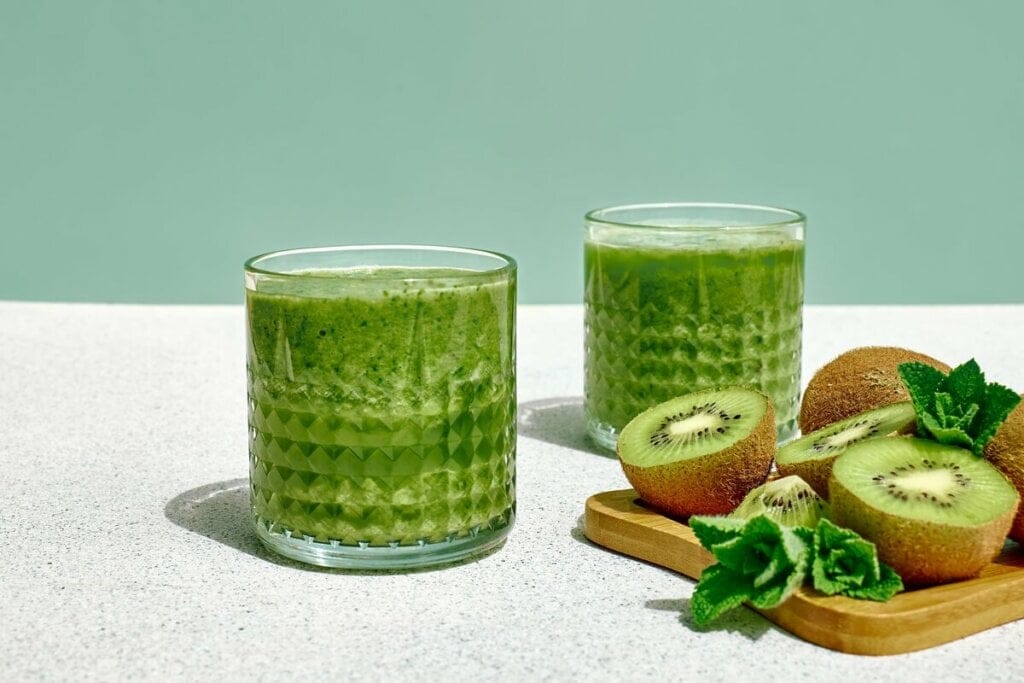 7 sucos para desinchar e combater o calor