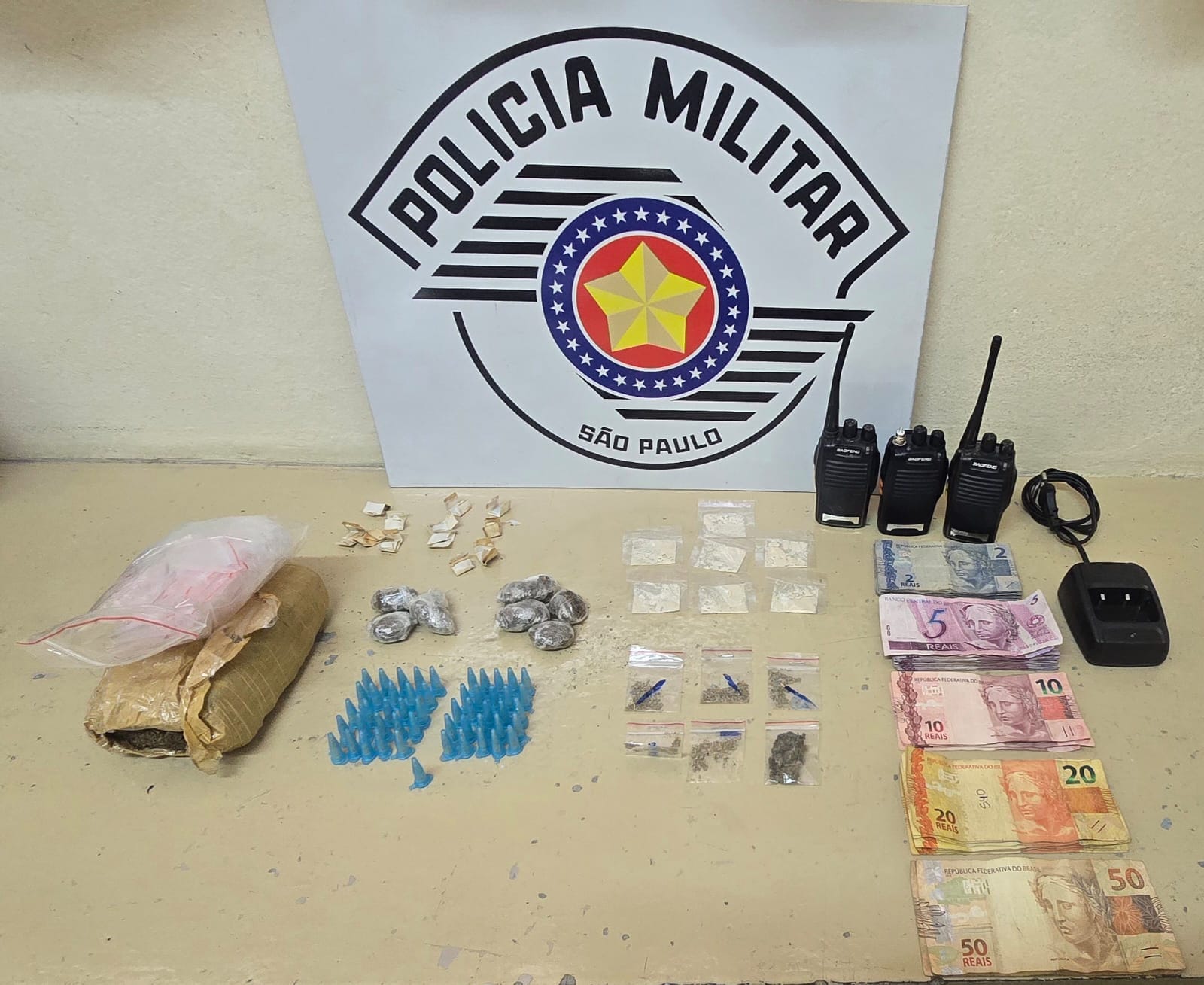 Polícia descobre casa usada pelo tráfico de drogas e resgata criança de 2 anos