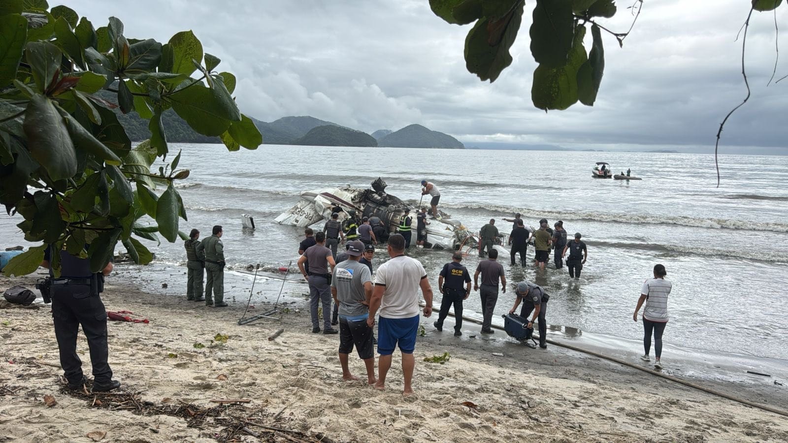 Avião de pequeno porte cai em praia de Ubatuba, no litoral norte de São Paulo; vídeo