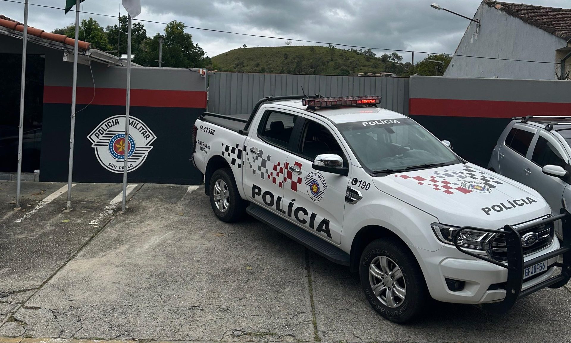 Após briga de trânsito, ciclista persegue e esfaqueia motorista em Guararema