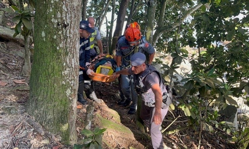 Idosa cai de ribanceira durante trilha em Ubatuba e fica ferida