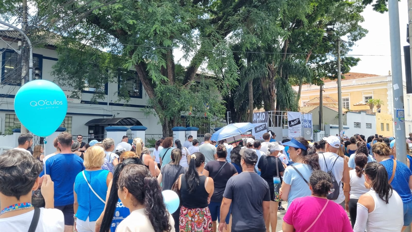 Críticas a Tarcísio e Renato Feder marcam manifestações de mães de autistas no Alto Tietê