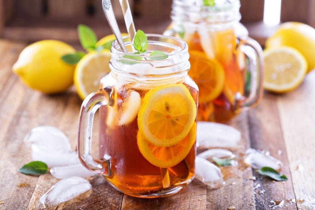 6 bebidas revitalizantes para escapar do calor