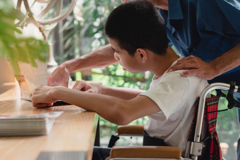 Especialista critica mudança nas regras para os profissionais de apoio proposta pelo Estado