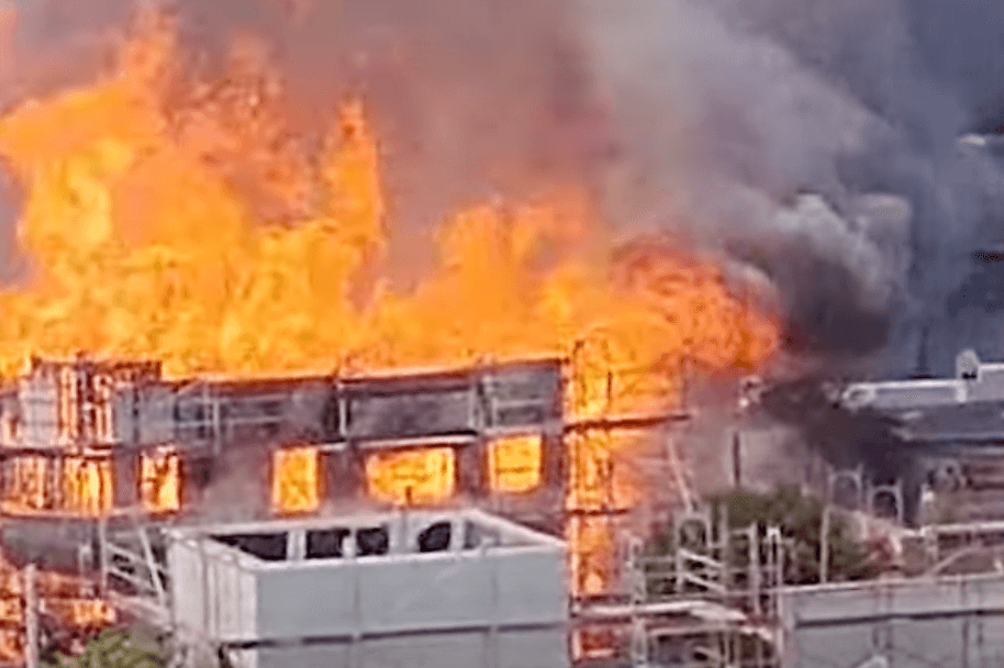 Incêndio atinge cenografia de novela no Estúdio Globo no Rio de Janeiro