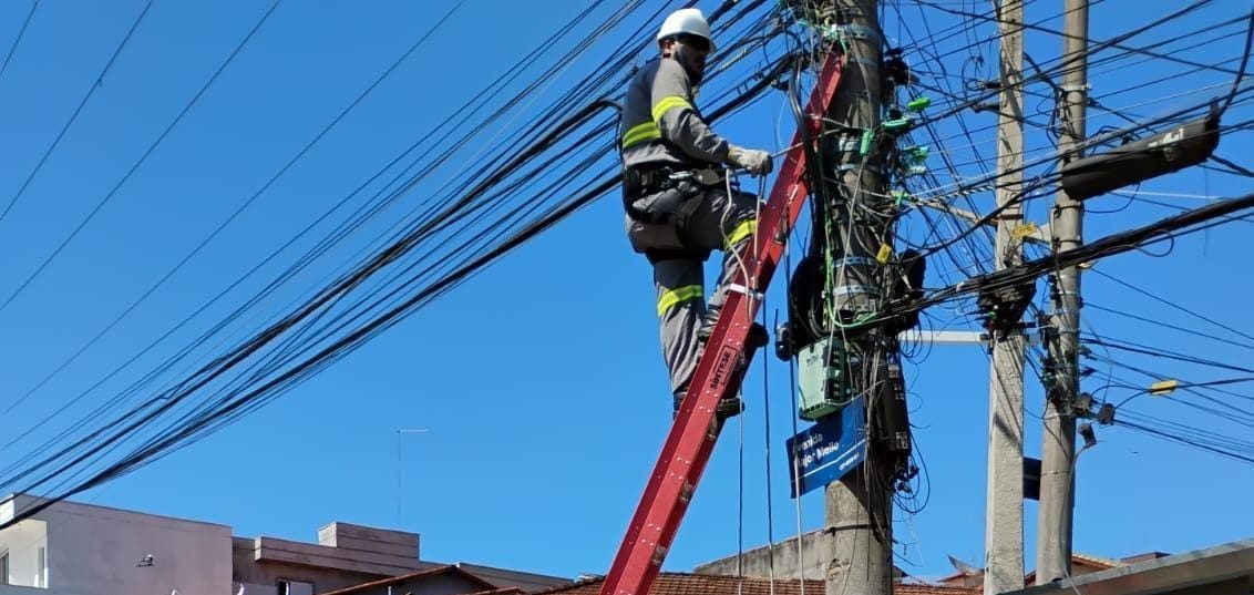 EDP faz mutirão para retirar cabeamento irregular em postes de Mogi das Cruzes
