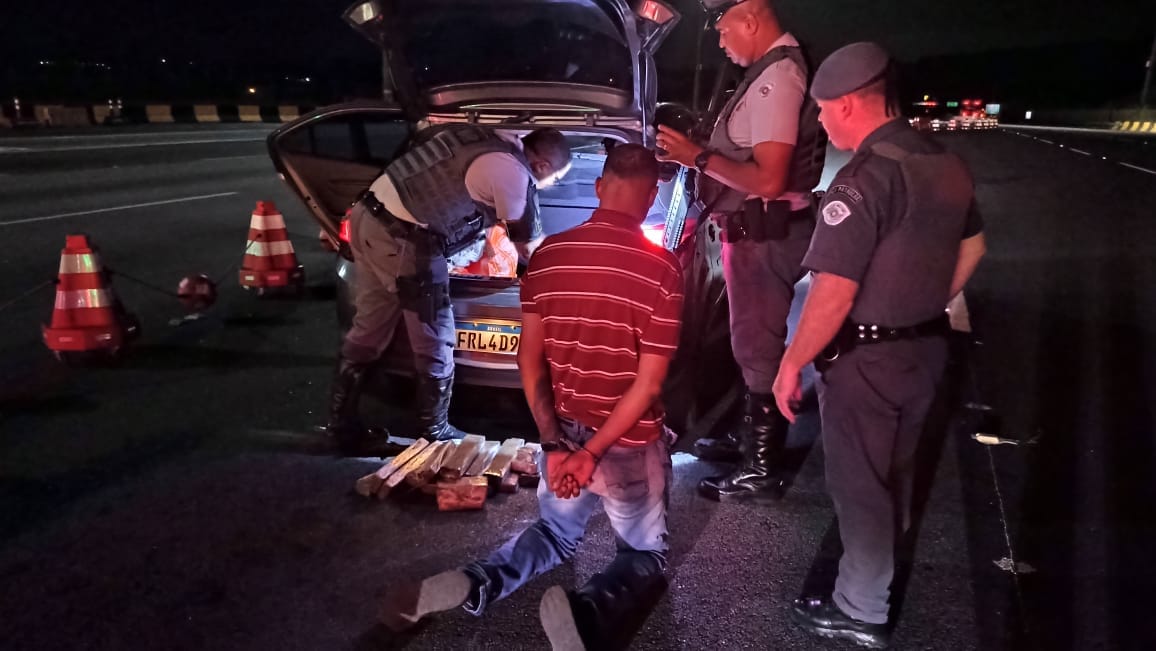 Motorista de aplicativo é preso com 14 kg de maconha em pedágio de Guararema