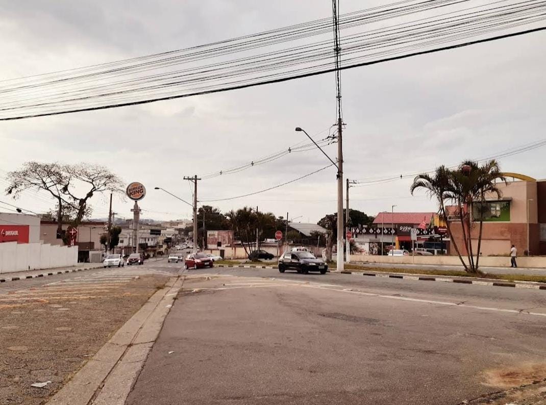 Carro bate em muro e deixa cinco pessoas feridas, em Itaquaquecetuba