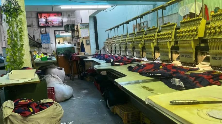 Polícia Militar localiza fábrica de camisetas de grife falsificadas em Poá