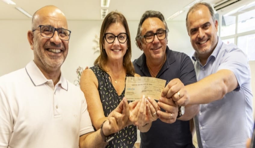 Mara e Téo recebem cheque de R$ 1,6 milhão devolvido pela Câmara