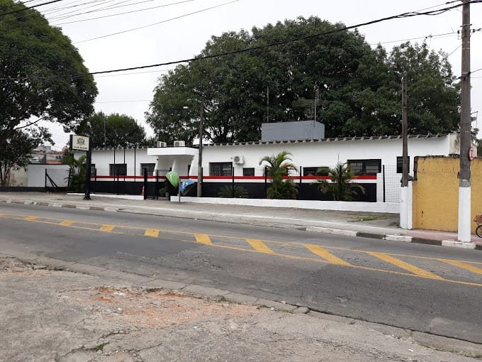 Adolescentes invadem escola com moto adulterada e são apreendidos, em Suzano