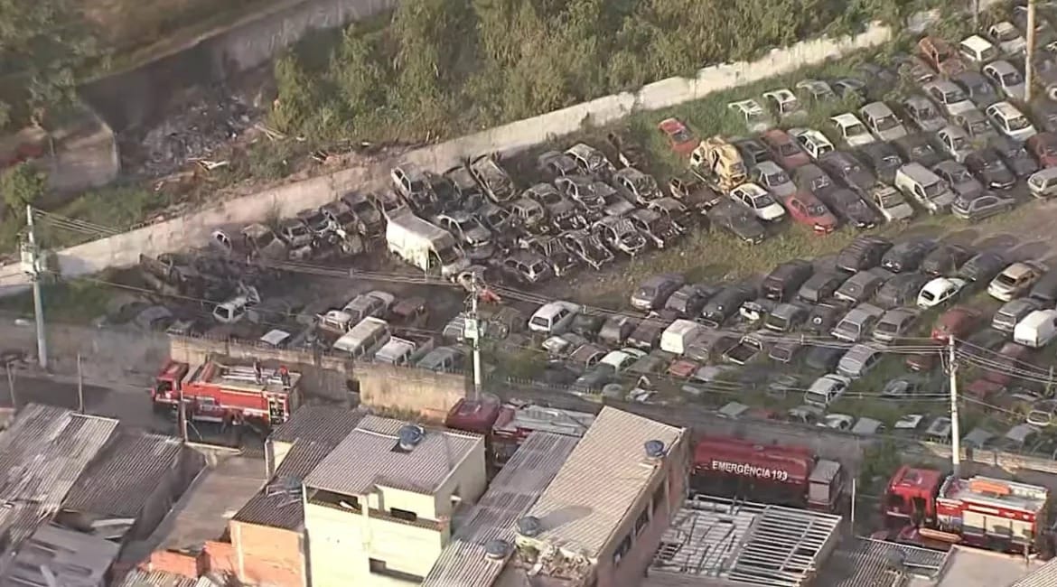 Incêndio destrói veículos apreendidos em pátio de Ferraz de Vasconcelos