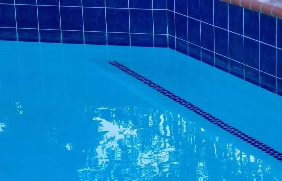 Homem morre afogado em piscina, em Itaquaquecetuba