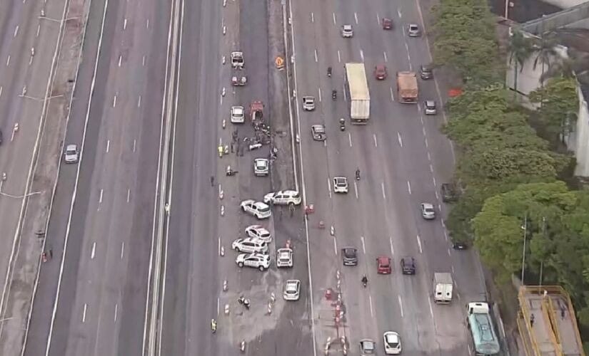 Policial militar fica ferido em acidente entre carro e moto na Dutra, em Guarulhos