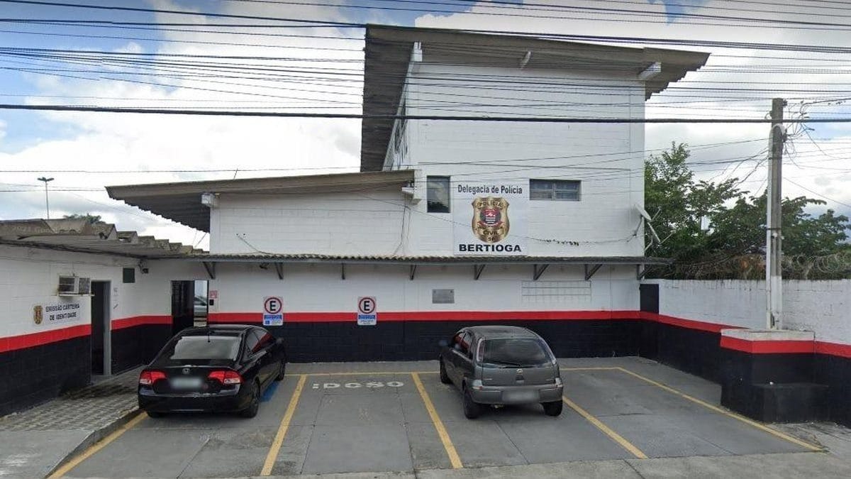 Casal é preso após mulher inventar furto e quebrar viatura da PM com o marido