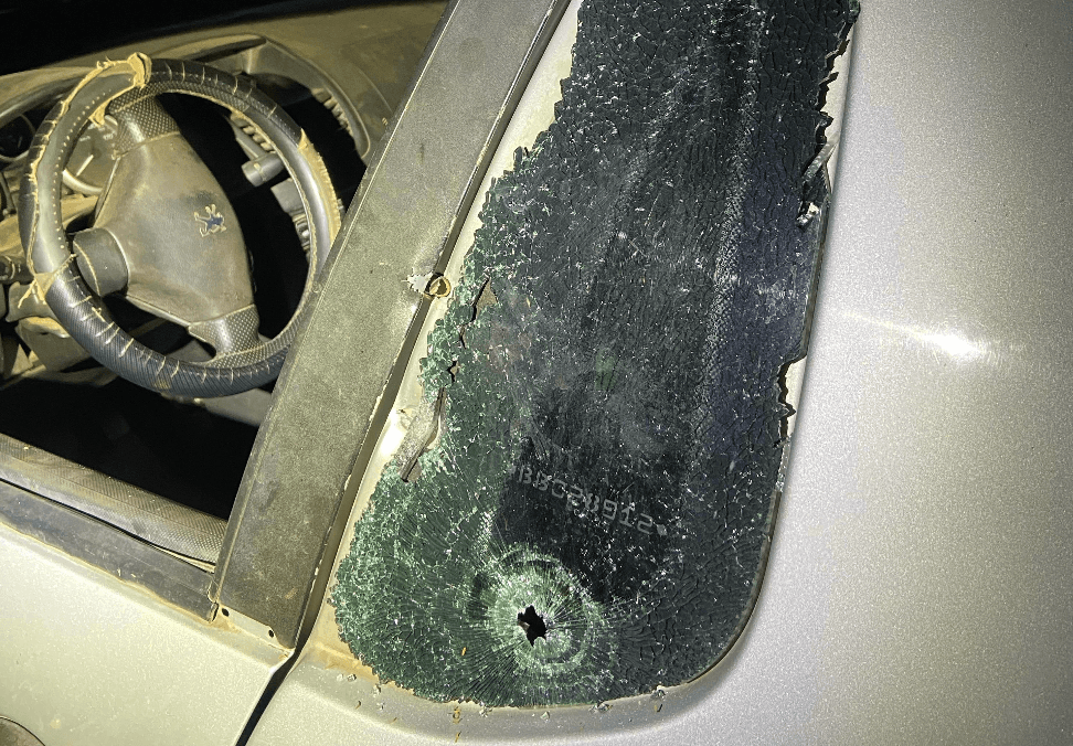 Homem sofre emboscada e leva três tiros dentro do carro em Santa Isabel