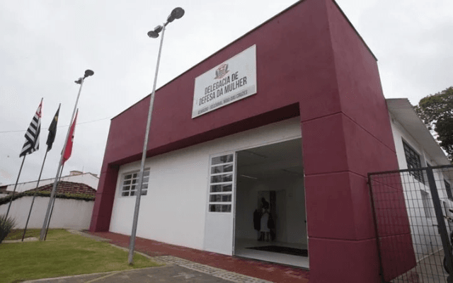 Polícia realiza busca por homem acusado de tentar matar ex-companheira a facadas, em Mogi