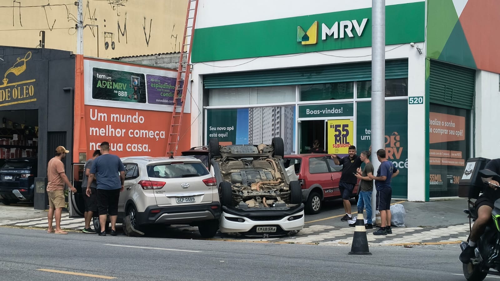 Carro capota ao ser atingido por outro veículo na Vila Mogilar