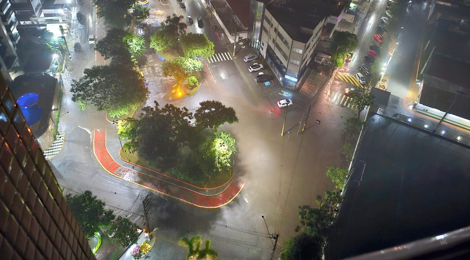 Após granizo à tarde, Mogi das Cruzes tem pontos de alagamentos com chuvas à noite