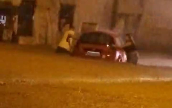 Transbordamento do Rio Negro causa alagamentos na Vila Natal e preocupa moradores