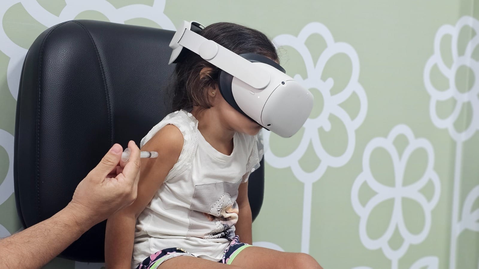 Saúde de Guararema usa óculos de realidade virtual para auxiliar na vacinação infantil