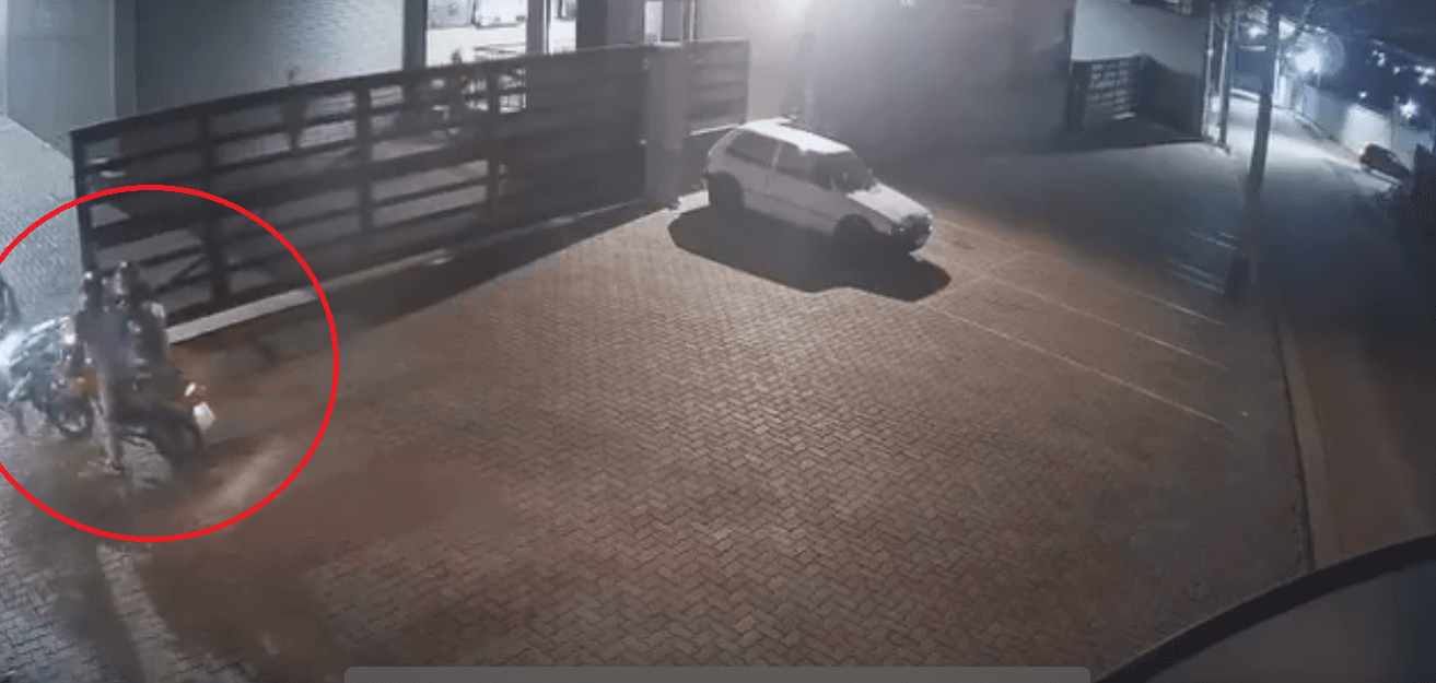 Vídeo: quarteto rende mulher e rouba motocicleta em Itaquaquecetuba