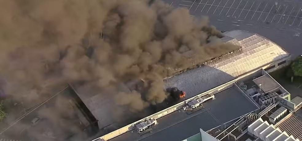 Incêndio em galpão de parque de diversões infantil deixa uma pessoa ferida em São Paulo