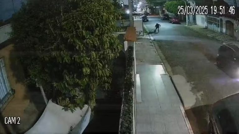 Mulher é baleada e tem carro roubado dentro da própria casa em Suzano