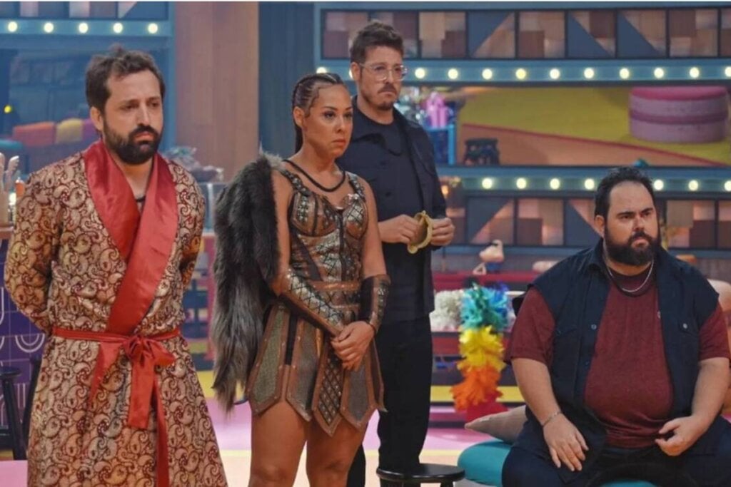 Participantes da quarta temporada de "LOL: Se Rir, Já Era" em pé e sentados dentro do cenário colorido do programa, usando fantasias e figurinos variados