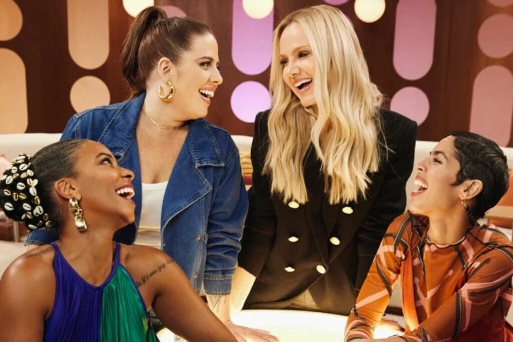 Apresentadoras do Saia Justa sentadas sorrindo