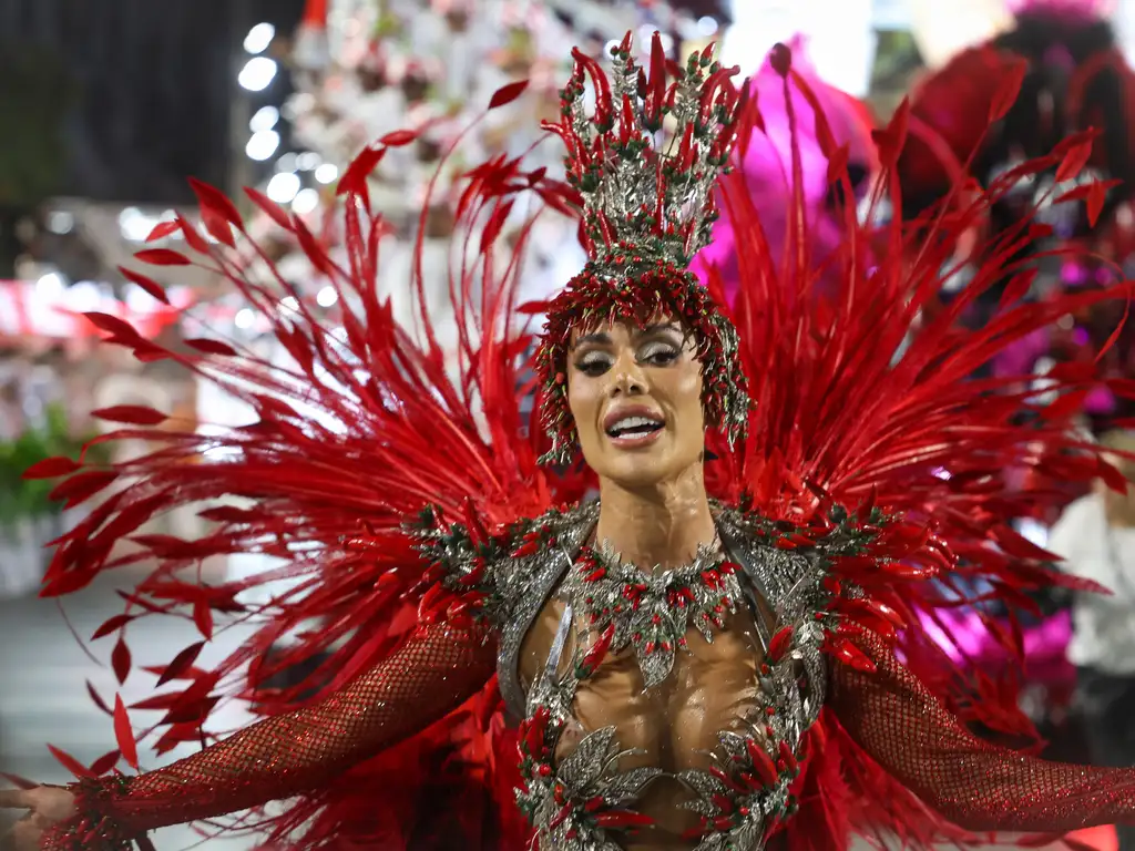 Veja fotos: segunda noite de desfiles no Rio fala sobre a ancestralidade