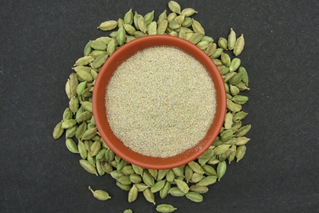 7 benefícios do cardamomo para a saúde e como usá-lo
