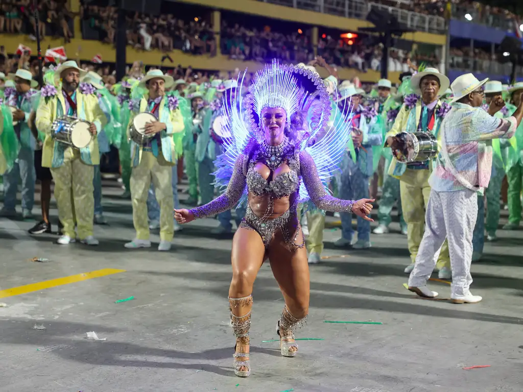 Rio de Janeiro conhece hoje a campeã do Carnaval; veja fotos da última noite