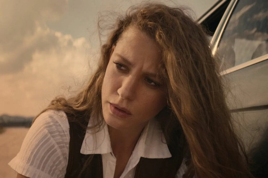 Protagonista Sashu agachada e olhando para o lado em cena da série "A Lenda de Shahmaran"