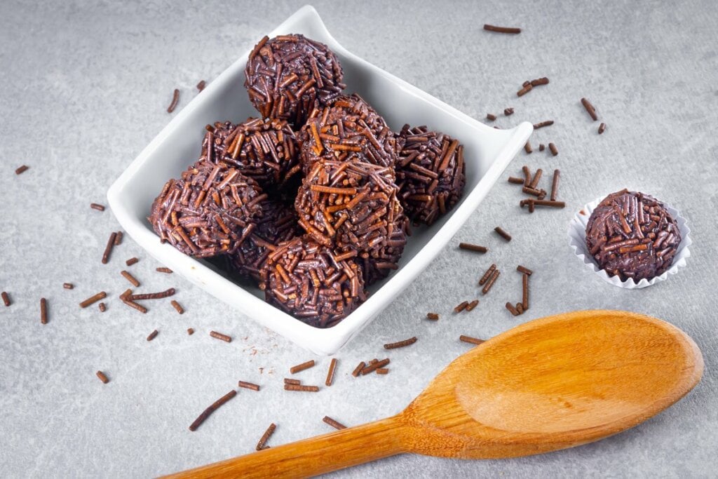 Brigadeiros em um recipiente branco 