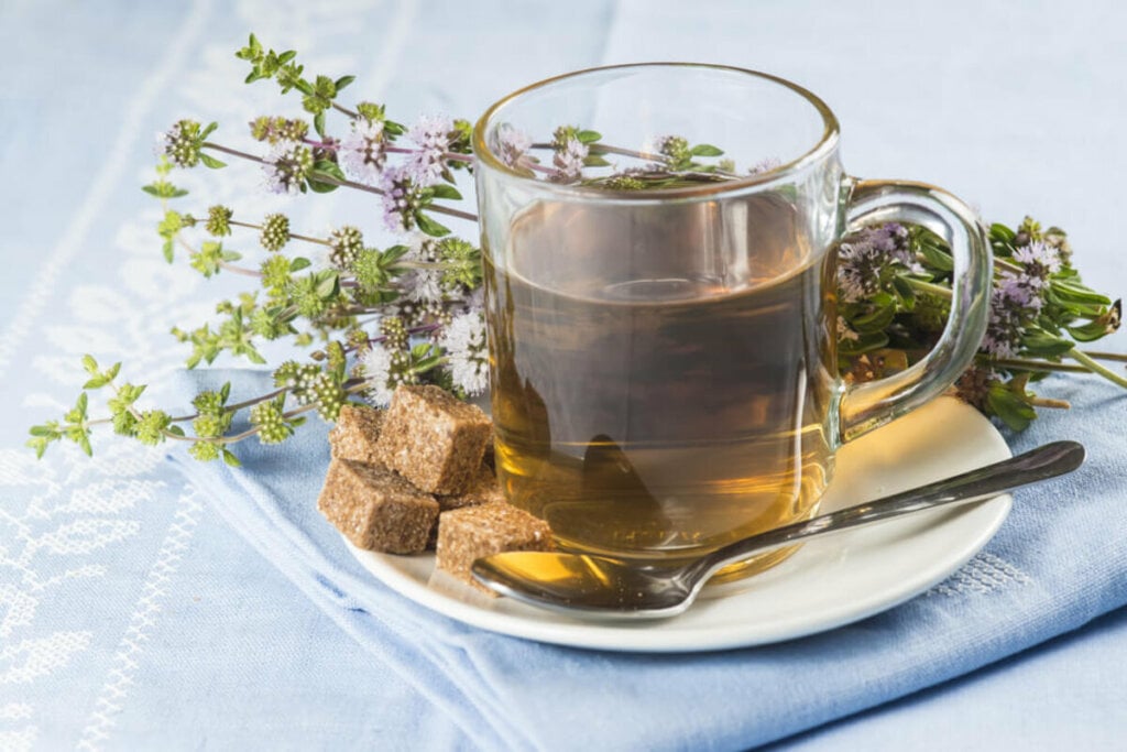 7 receitas de chás para ajudar a combater gripe e resfriado