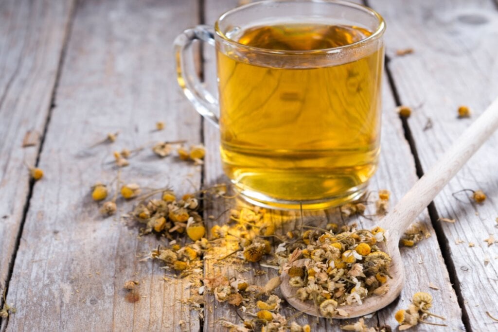 5 receitas de chá de boldo para melhorar a digestão