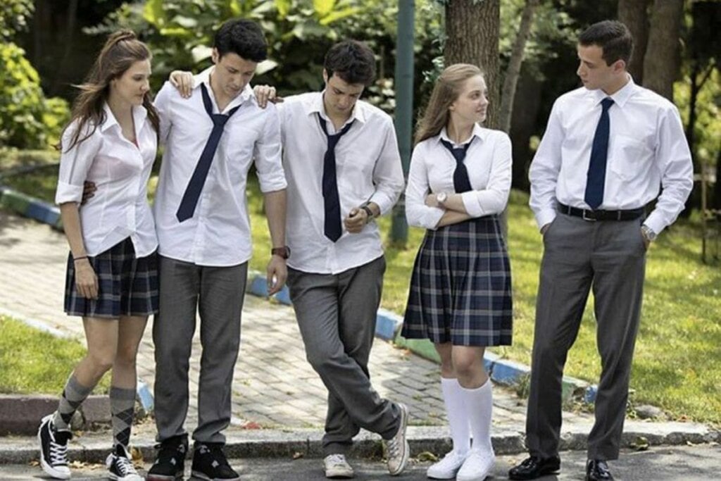 Jovens reunidos um ao lado do outro e usando uniformes escolares em cena da série " Love 101"