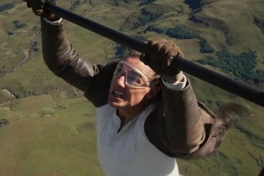 Tom Cruise pendurado em um helicóptero no filme "Missão: Impossível - O Acerto Final"