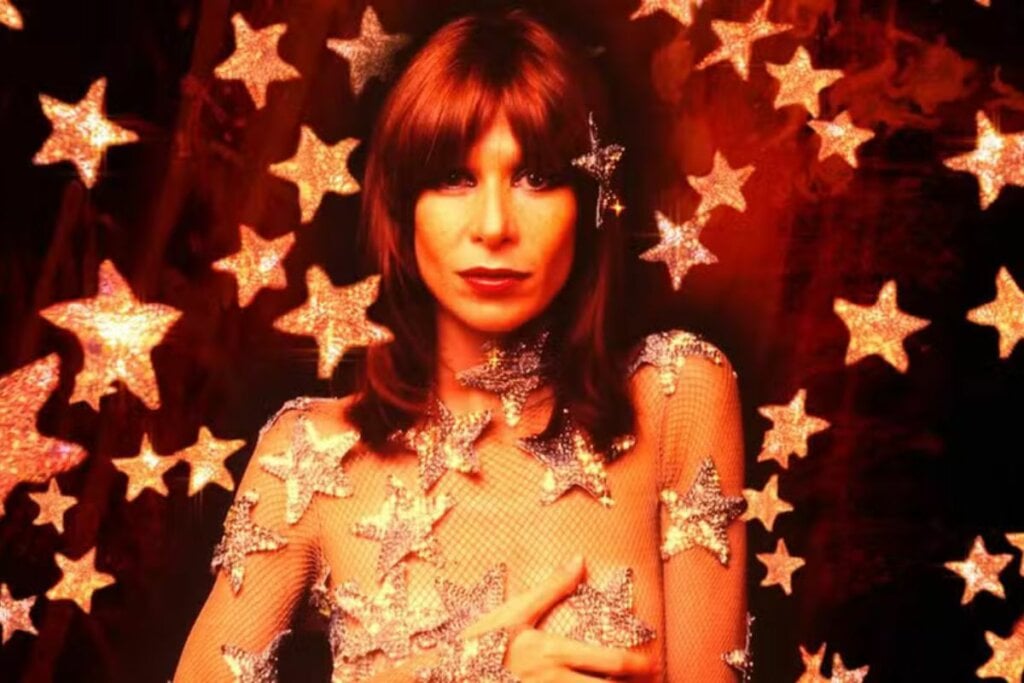 Rita Lee vestida com roupa cor da pele com estrelas brilhantes 