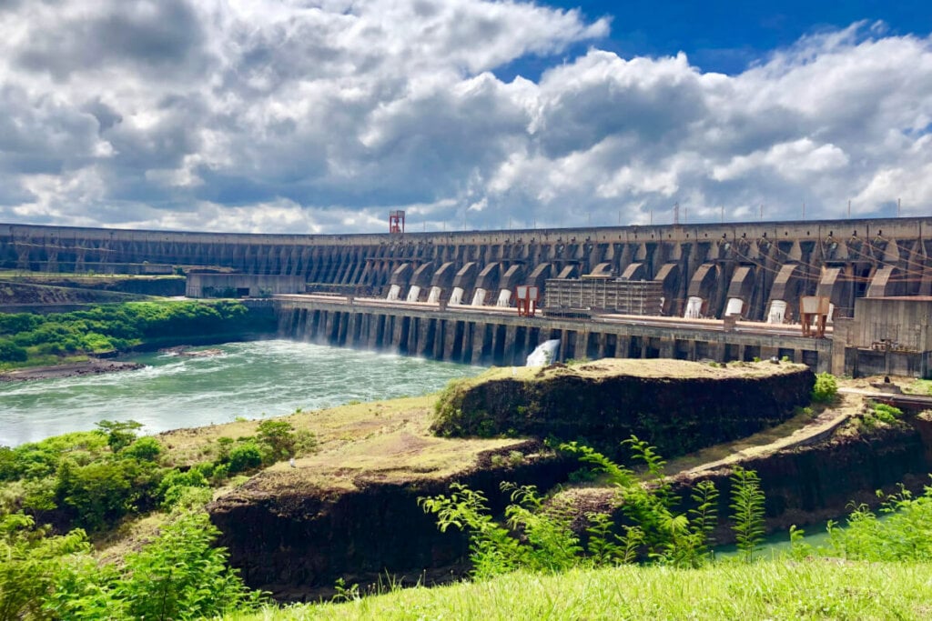 Imagem da Usina Hidrelétrica de Itaipu 