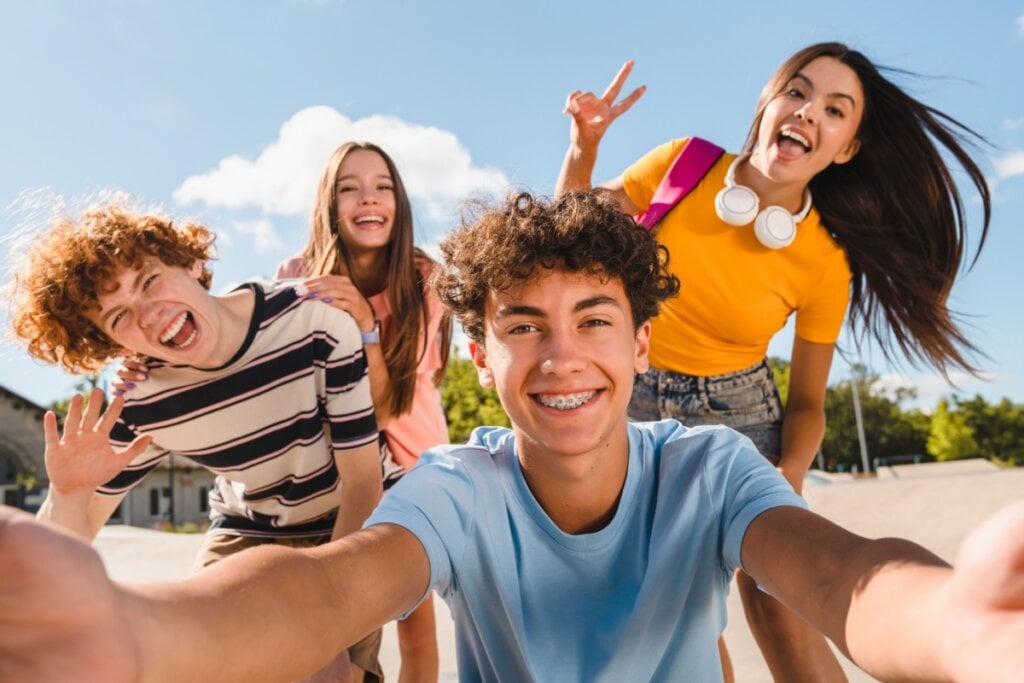 Jovens reunidos em um parque e posando para selfie