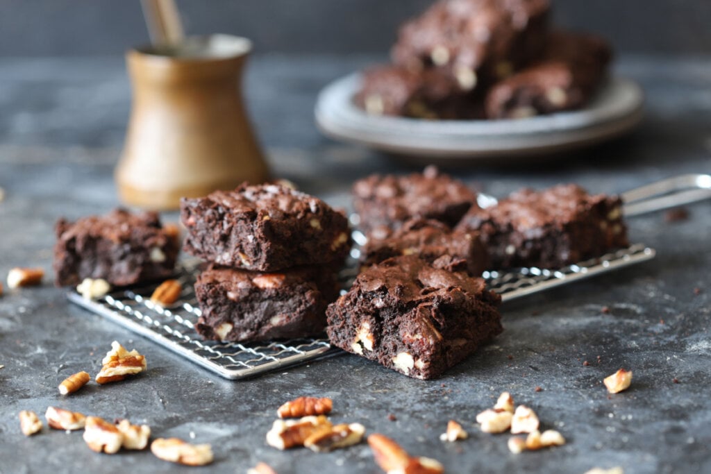 Brownies de chocolate caseiros em fundo cinza. 