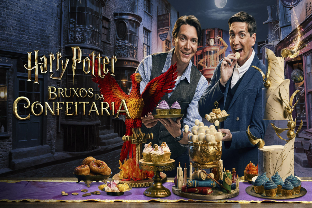 Imagem de dois irmãos gêmeos de roupa social provando doces, em frente a uma mesa com bolos e outros doces ao fundo a imagem de um cenário de Harry Potter e o título do programa
