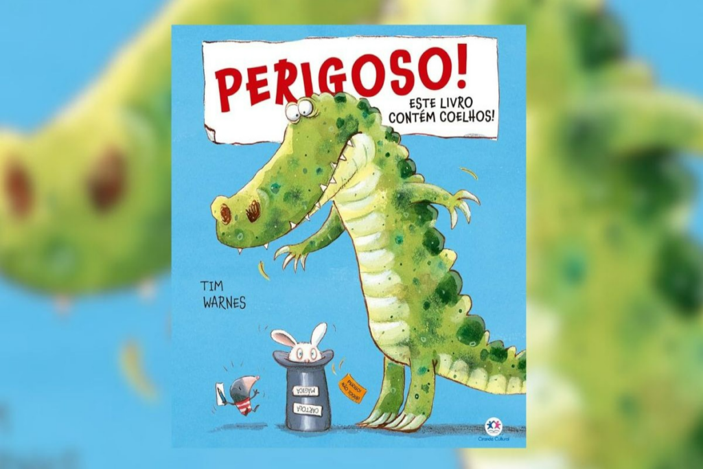 Capa de livro com título e nome do autor e fundo azul com a ilustração de um jacaré ao lado de uma cartola com um coelho e um bicho com uma roupa listrada em vermelho e branco