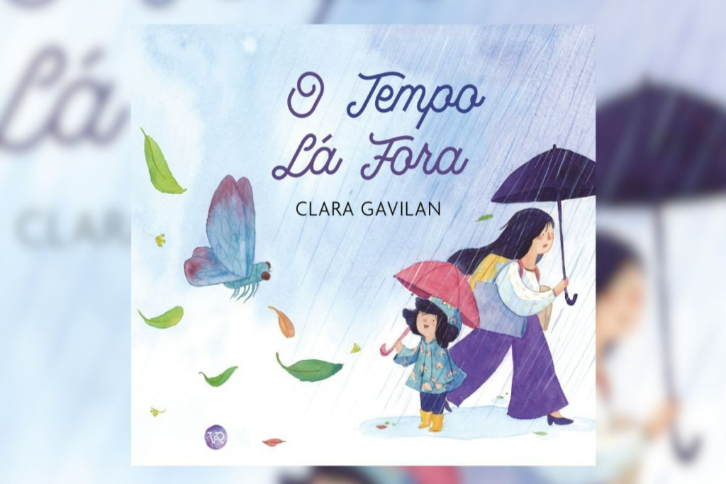 Capa de livro com título e nome do autor, com a ilustração de uma mãe com uma camiseta branca, e uma calça roxa e com uma bolsa azul no ombro segurando um guarda-chuva preto e ao lado está uma menina com um vestido azul, meia preta e bota amarela segurando um guarda-chuva rosa olhando as folhas voando, uma borboleta azul e a chuva