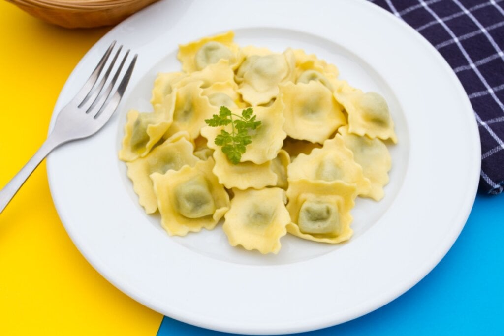 Raviolis recheados com espinafre em um prato branco 
