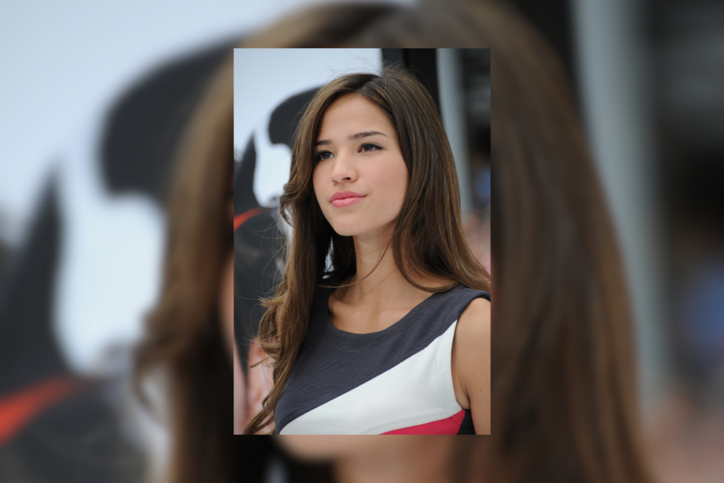 Mulher com cabelo castanho longo com franja longa posando para foto