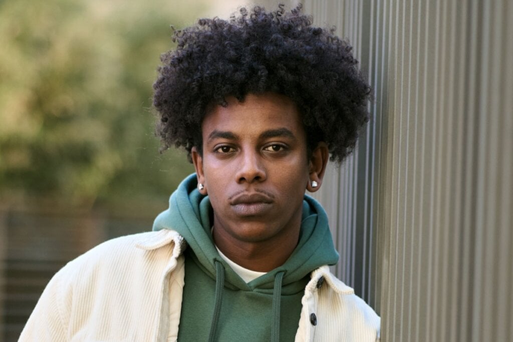 5 tendências de cortes para homens com cabelo cacheado 