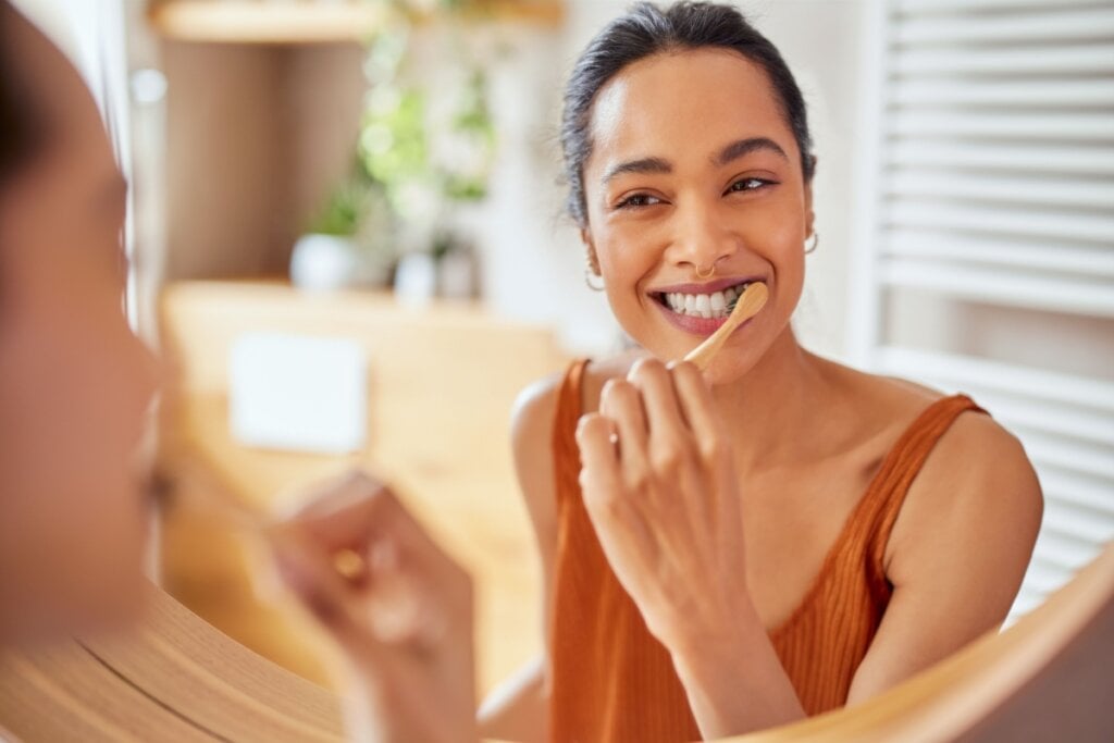 8 alimentos e hábitos que escurecem os dentes